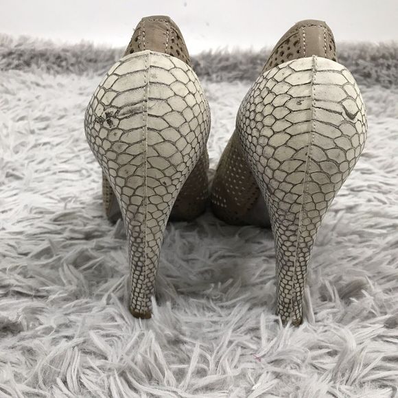 BCBGMaxAzria Brenna Round Toes Heels Animal snake embossed Shoes Size 9.5 - Picture 3 of 8